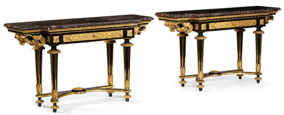 A PAIR OF LATE LOUIS XV ORMOLU-MOUNTED EBONY CONSOLE TABLES - Foto 4