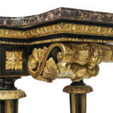 A PAIR OF LATE LOUIS XV ORMOLU-MOUNTED EBONY CONSOLE TABLES - Foto 12