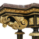 A PAIR OF LATE LOUIS XV ORMOLU-MOUNTED EBONY CONSOLE TABLES - Foto 14
