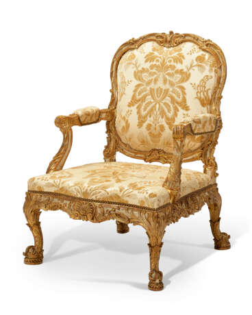 A PAIR OF GEORGE II WHITE-PAINTED AND PARCEL-GILT ARMCHAIRS - Foto 3