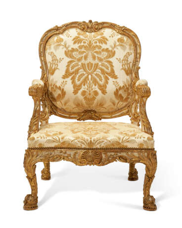 A PAIR OF GEORGE II WHITE-PAINTED AND PARCEL-GILT ARMCHAIRS - Foto 4