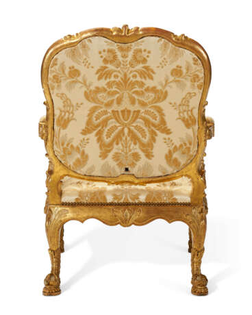 A PAIR OF GEORGE II WHITE-PAINTED AND PARCEL-GILT ARMCHAIRS - фото 7