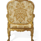 A PAIR OF GEORGE II WHITE-PAINTED AND PARCEL-GILT ARMCHAIRS - Foto 7