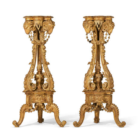 A PAIR OF GEORGE III GILTWOOD TORCH&#200;RES - фото 1