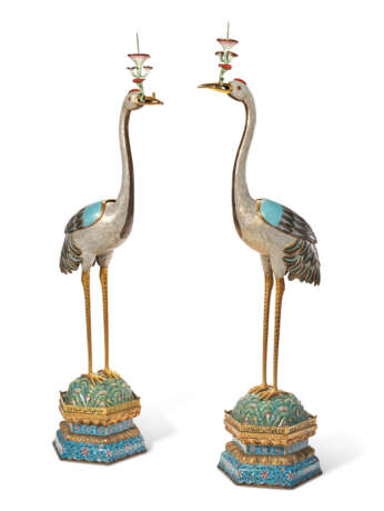 A PAIR OF MASSIVE CHINESE CLOISONN&#201; AND CHAMPLEV&#201; ENAMEL CRANE-FORM CENSERS - Foto 1