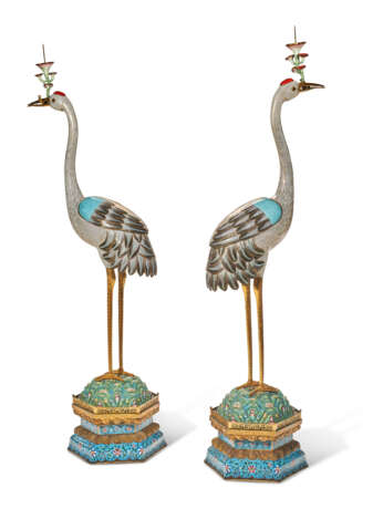 A PAIR OF MASSIVE CHINESE CLOISONN&#201; AND CHAMPLEV&#201; ENAMEL CRANE-FORM CENSERS - фото 2