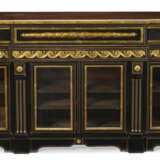 A LATE LOUIS XV ORMOLU-MOUNTED AND BRASS-INLAID EBONY MEUBLE D`APPUI - Foto 2