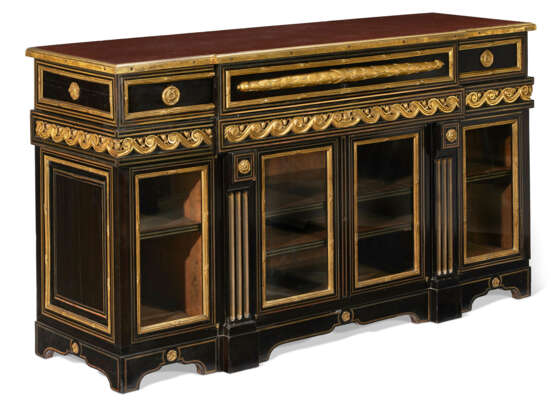 A LATE LOUIS XV ORMOLU-MOUNTED AND BRASS-INLAID EBONY MEUBLE D`APPUI - Foto 3