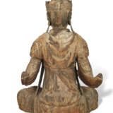 A LARGE AND RARE CHINESE PAINTED WOOD FIGURE OF GUANYIN - Foto 5