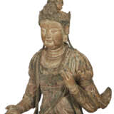A LARGE AND RARE CHINESE PAINTED WOOD FIGURE OF GUANYIN - Foto 14