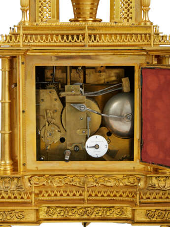 A GEORGE III ORMOLU, ENAMEL AND PASTE-SET MUSICAL AND AUTOMATON TOWER CLOCK, PROBABLY MADE FOR THE CHINESE MARKET - Foto 16