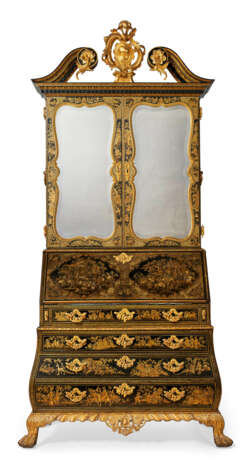 A GEORGE II GREEN AND GILT-JAPANNED AND PARCEL-GILT BUREAU CABINET - Foto 1
