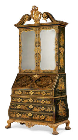 A GEORGE II GREEN AND GILT-JAPANNED AND PARCEL-GILT BUREAU CABINET - Foto 2
