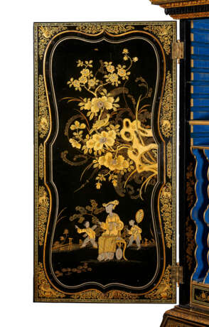 A GEORGE II GREEN AND GILT-JAPANNED AND PARCEL-GILT BUREAU CABINET - Foto 7