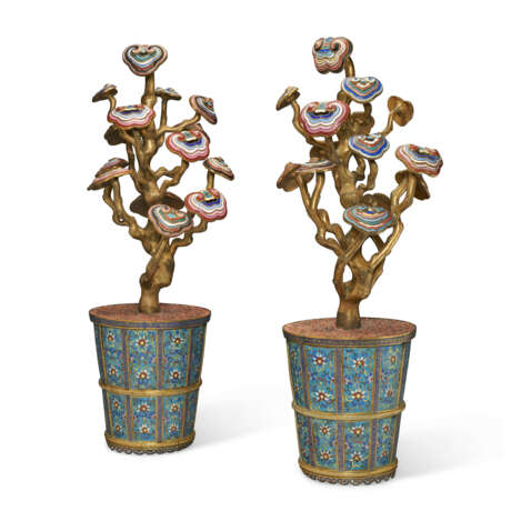 A RARE PAIR OF CHINESE IMPERIAL CLOISONN&#201; AND CHAMPLEV&#201; ENAMEL LINGZHI JARDINI&#200;RES - фото 1