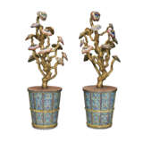 A RARE PAIR OF CHINESE IMPERIAL CLOISONN&#201; AND CHAMPLEV&#201; ENAMEL LINGZHI JARDINI&#200;RES - Foto 3