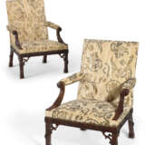 A PAIR OF EARLY GEORGE III MAHOGANY ARMCHAIRS - Foto 1