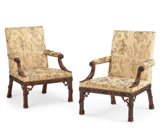 A PAIR OF EARLY GEORGE III MAHOGANY ARMCHAIRS - Foto 4