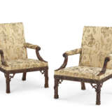 A PAIR OF EARLY GEORGE III MAHOGANY ARMCHAIRS - Foto 4