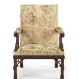 A PAIR OF EARLY GEORGE III MAHOGANY ARMCHAIRS - Foto 7