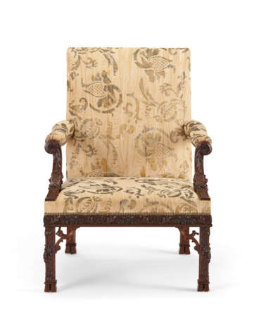 A PAIR OF EARLY GEORGE III MAHOGANY ARMCHAIRS - photo 7
