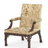 A PAIR OF EARLY GEORGE III MAHOGANY ARMCHAIRS - Foto 11