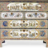 A GERMAN WHITE-JAPANNED, POLYCHROME AND GILT-DECORATED SECRETAIRE CABINET - Foto 5