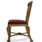 A SET OF TEN GEORGE II MAHOGANY AND PARCEL-GILT DINING CHAIRS - Foto 9