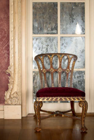 A SET OF TEN GEORGE II MAHOGANY AND PARCEL-GILT DINING CHAIRS - фото 27