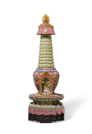 A RARE CHINESE FAMILLE ROSE PORCELAIN STUPA - Foto 1