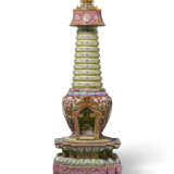 A RARE CHINESE FAMILLE ROSE PORCELAIN STUPA - Foto 2