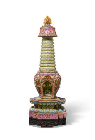 A RARE CHINESE FAMILLE ROSE PORCELAIN STUPA - фото 2