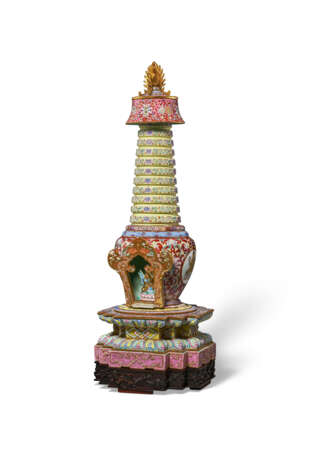 A RARE CHINESE FAMILLE ROSE PORCELAIN STUPA - Foto 3