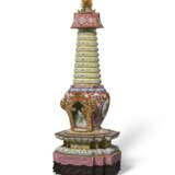 A RARE CHINESE FAMILLE ROSE PORCELAIN STUPA - Foto 3