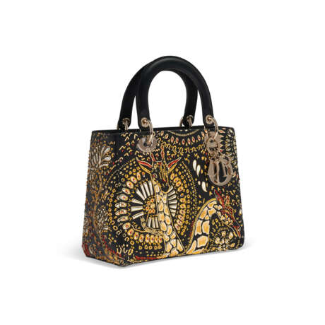 A LIMITED EDITION BLACK LEATHER & EMBROIDERED ANIMALS MEDIUM LADY DIOR WITH GOLD HARDWARE - Foto 2