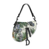 A LIMITED EDITION CALFSKIN LEATHER & EMBROIDERED TOILE DE JOUY TROPICALIA MEDIUM SADDLE BAG WITH BLACK HARDWARE - Foto 2