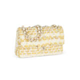 A YELLOW TWEED & GRIPOIX PEARL MEDIUM DOUBLE FLAP BAG WITH SILVER HARDWARE - Foto 2