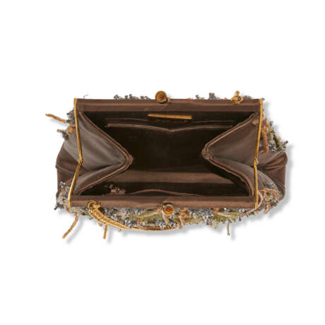 AN EMBELLISHED TAUPE SATIN EVENING BAG WITH GOLD HARDWARE - фото 4