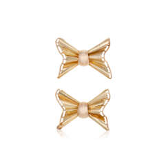 PAIR OF RETRO GOLD BOW BROOCHES