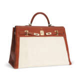 AN ÉTRUSQUE BUFFALO LEATHER & TOILE TRAVEL KELLY 50 WITH GOLD HARDWARE - Foto 2
