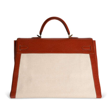 AN ÉTRUSQUE BUFFALO LEATHER & TOILE TRAVEL KELLY 50 WITH GOLD HARDWARE - Foto 3