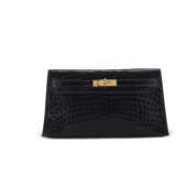 A SHINY BLACK NILOTICUS CROCODILE KELLY LONGUE CLUTCH WITH GOLD HARDWARE - фото 1