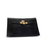 A SHINY BLACK NILOTICUS CROCODILE KELLY LONGUE CLUTCH WITH GOLD HARDWARE - фото 2