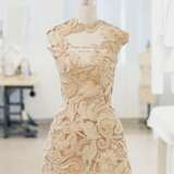 A 'FLORAL AND BOW' HAND EMBROIDERED ECRU SILK BLEND COCKTAIL DRESS WITH SCALLOPED PORTRAIT NECK - Foto 2