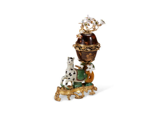 A LOUIS XV ORMOLU-MOUNTED CHINESE PORCELAIN AND LACQUER POTPOURRI VASE - Foto 2