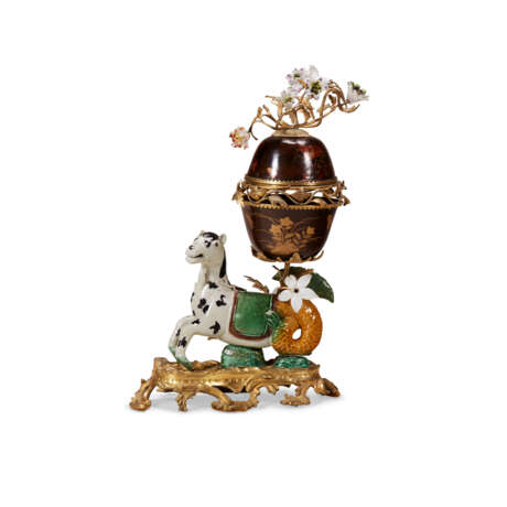 A LOUIS XV ORMOLU-MOUNTED CHINESE PORCELAIN AND LACQUER POTPOURRI VASE - фото 3