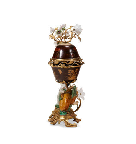 A LOUIS XV ORMOLU-MOUNTED CHINESE PORCELAIN AND LACQUER POTPOURRI VASE - Foto 5