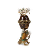 A LOUIS XV ORMOLU-MOUNTED CHINESE PORCELAIN AND LACQUER POTPOURRI VASE - фото 6