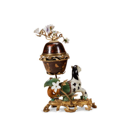 A LOUIS XV ORMOLU-MOUNTED CHINESE PORCELAIN AND LACQUER POTPOURRI VASE - Foto 7