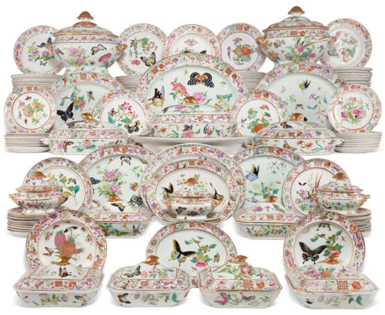 A LARGE CHINESE EXPORT PORCELAIN `CANTON FAMILLE ROSE` PART DINNER SERVICE - Foto 1